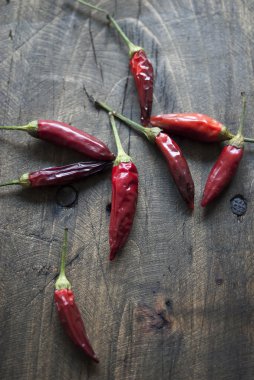 Eski ahşap masada kırmızı kırmızı kırmızı biber
