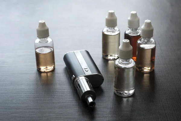 E-cigarettes with lots of different re-fill bottles — Stock Photo, Image