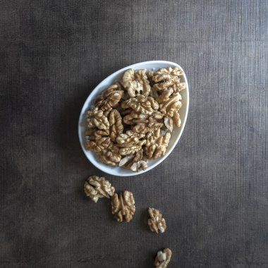 Tahta masada cevizler..