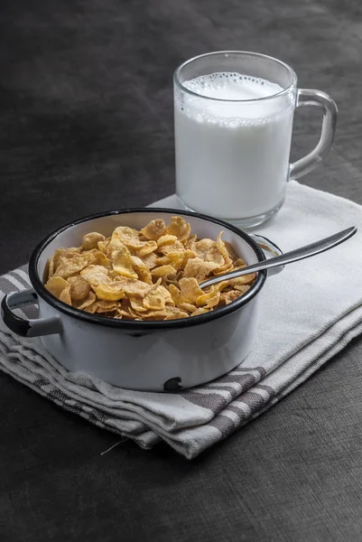 Corn flakes and milk — Stock Photo, Image