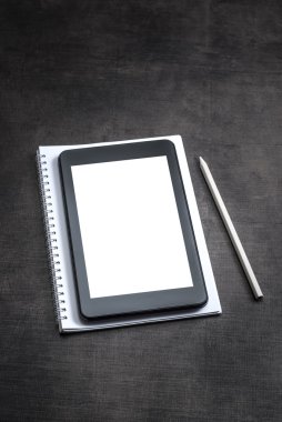 Tablet PC'de ahşap arka plan beyaz boş ekran