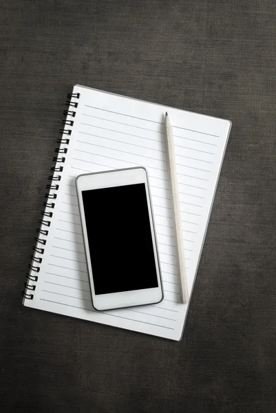 Черный чистый экран на телефоне на деревянном фоне — стоковое фото