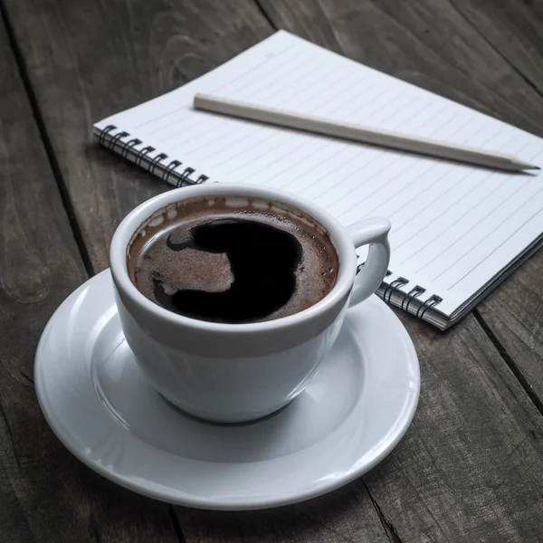 Defter, kalem ve kahve masada — Stok fotoğraf