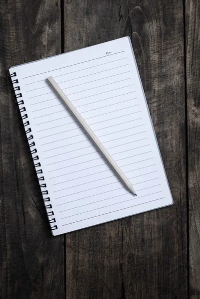 Cuaderno y pluma en blanco sobre mesa de madera —  Fotos de Stock