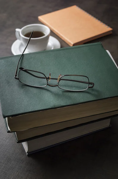 Libri e bicchieri — Foto Stock