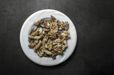 Ceviz ahşap masa üzerinde plaka