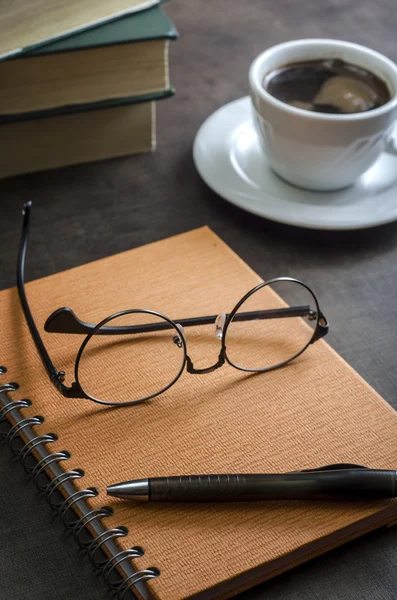 Stapel boeken en een paar van glazen — Stockfoto