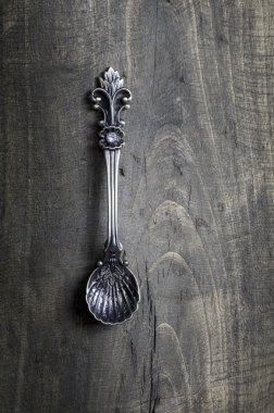 ahşap zemin üzerinde eski kaşık