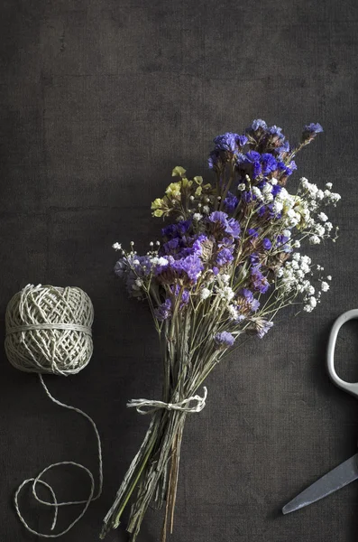 Bouquet de fleurs séchées sur table en bois — Photo