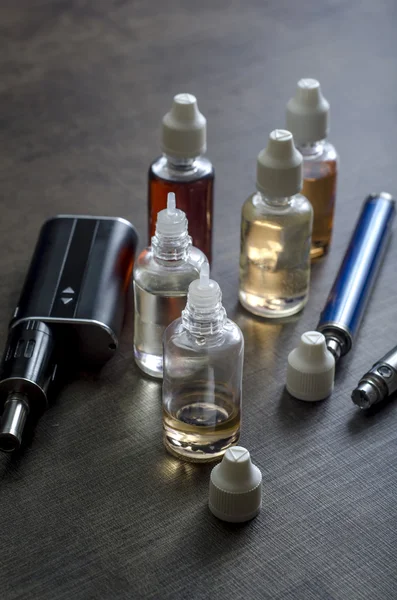 E-cigarettes with lots of different re-fill bottles — Stock Photo, Image