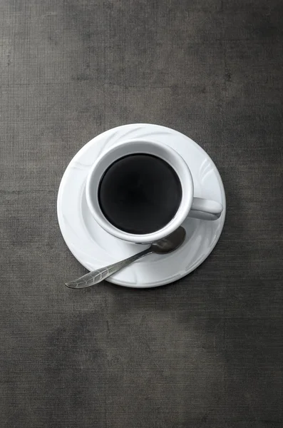 Taza de café sobre mesa oscura de madera — Foto de Stock