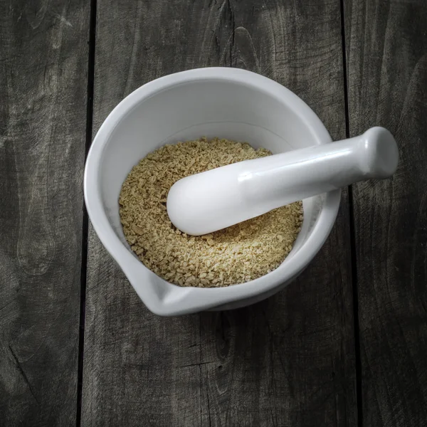 Préparation de farine de soja à la main . — Photo