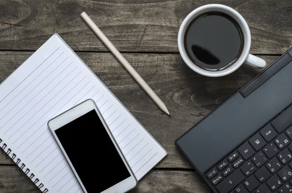 Bloc-notes, téléphone, ordinateur portable et tasse à café vierges — Photo