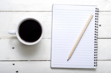 Defter ve kalem ile sıcak kahve zaman