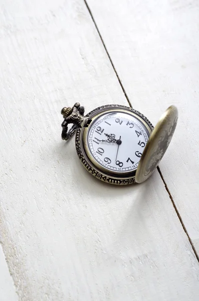 Zakhorloge en ketting tegen leeftijd hout — Stockfoto