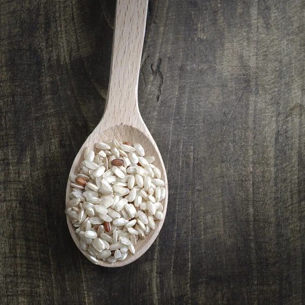 Brązowy ryż w drewnianą łyżką — Zdjęcie stockowe