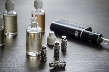 e-sigara ile lots-in farklı yeniden doldurmak şişe