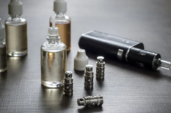 E-cigarettes with lots of different re-fill bottles — Stock Photo, Image