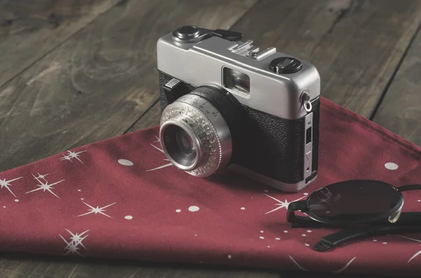 Câmera vintage em fundo de madeira — Fotografia de Stock