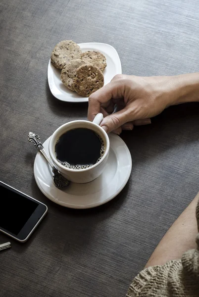 Woman's hand holding a cup of coffee — Stock Photo, Image