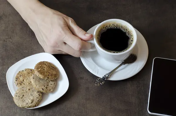 Mano de mujer sosteniendo una taza de café — Foto de Stock