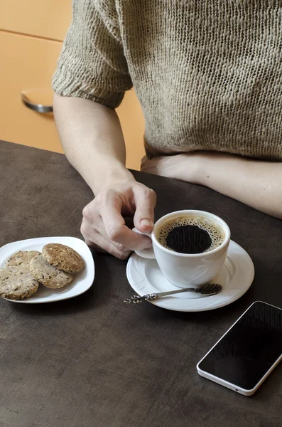 Woman's hand holding a cup of coffee — Stock Photo, Image