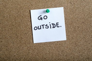 Not kağıdı mantar tahta üzerinde yeşil iğne ile