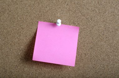 Hatırlatma mantar tahta üzerinde yapışkan not