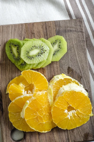 Kiwi e fatias de laranja — Fotografia de Stock