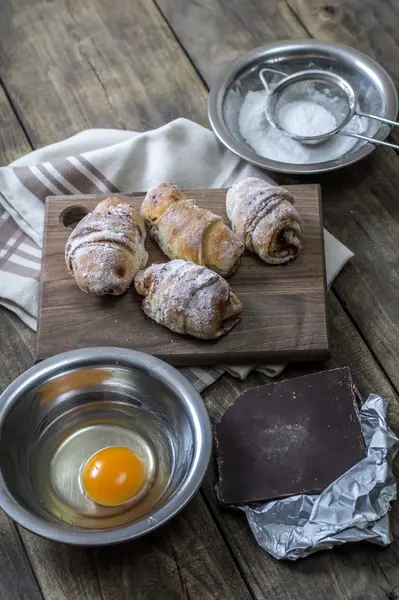 Croissants cozidos recheados com geléia — Fotografia de Stock