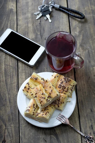 Hemgjord mini ostpaj på trä bakgrund — Stockfoto