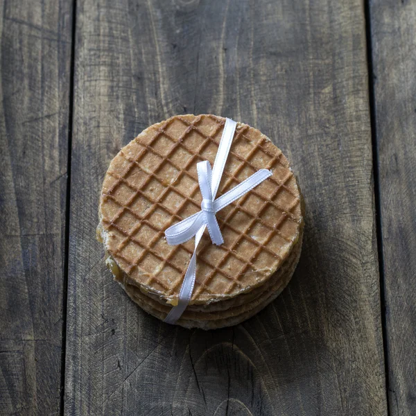 Wafel belanda dengan karamel pada latar belakang kayu — Stok Foto