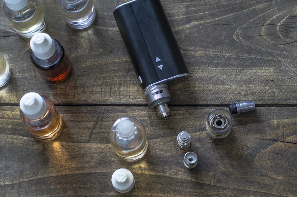 E-cigarros com lotes de garrafas de recarga diferentes — Fotografia de Stock