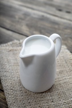 bardak süt ahşap tablo