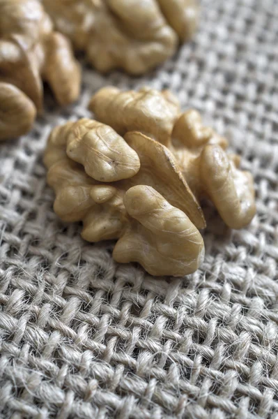 Närbild av valnötter på säckväv yta — Stockfoto