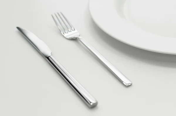 Ajuste del lugar con placa, cuchillo y tenedor — Foto de Stock
