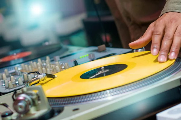 DJ playing vinyl on turntable — Stock Photo, Image