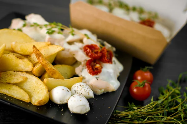 Deliciosa porción de filete de papas rústicas con hierbas aromáticas Fotos De Stock