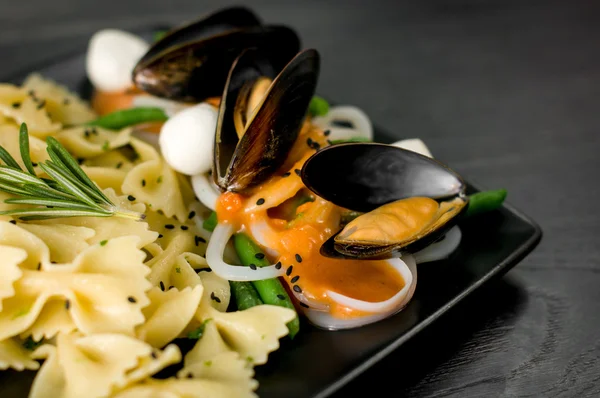 Farfalle lezzetli kısmı deniz ürünleri ile