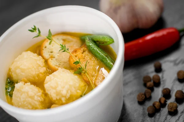 Deliciosa porción de sopa de crema con galletas saladas Imagen De Stock