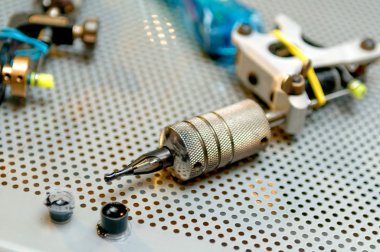 Gümüş Dövme makinesi masada