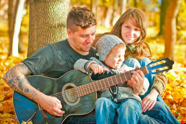 Buiten ontspannen en gelukkige familie — Stockfoto