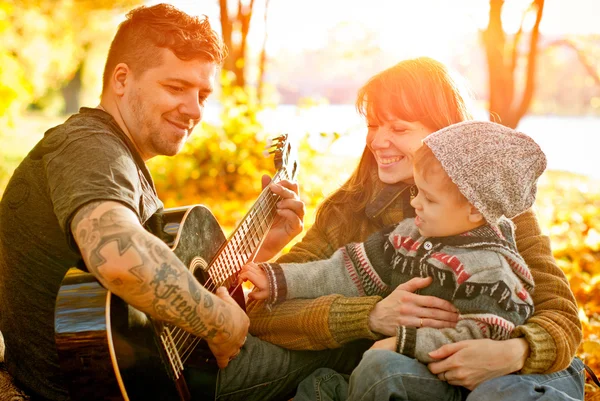 Familia feliz relajándose al aire libre Fotos De Stock Sin Royalties Gratis