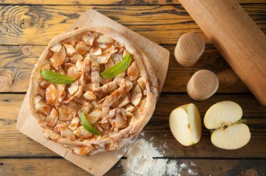 ev yapımı elma pasta ahşap tablo