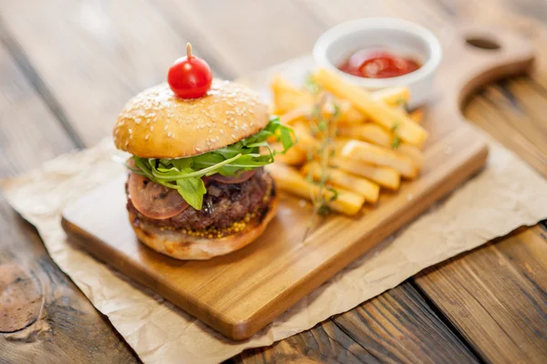 Hausgemachte Burger auf Holzboden — Stockfoto