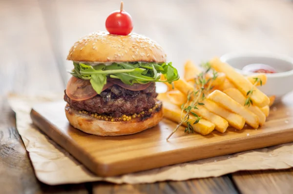 Hausgemachte Burger auf Holzboden — Stockfoto