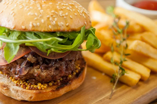 Huisgemaakte hamburgers op houten achtergrond — Stockfoto