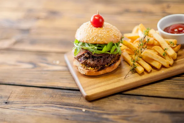 Hausgemachte Burger auf Holzboden — Stockfoto