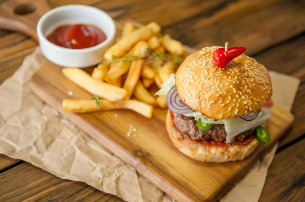 Hausgemachte Burger auf Holzboden — Stockfoto