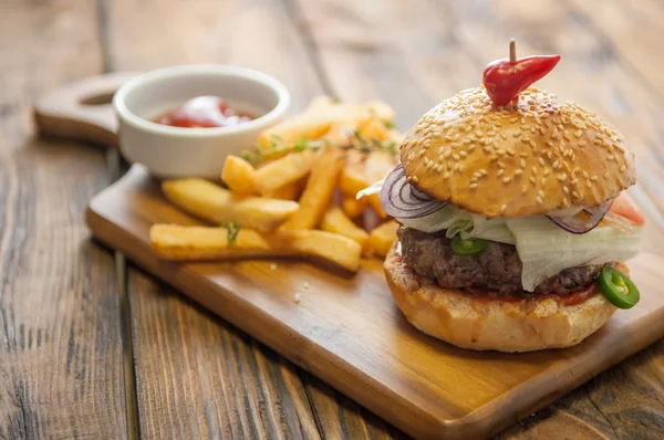 Hausgemachte Burger auf Holzboden — Stockfoto